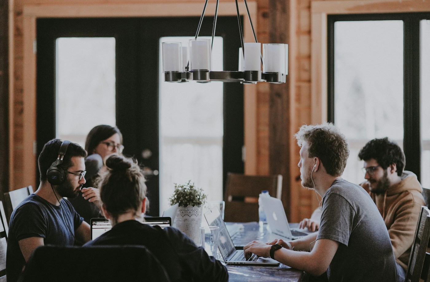 Conseillers réunis autour d’une table de travail